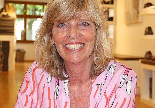 Rosa Bluse mit pinken Lippenstiften als Motiv: Die Oltnerin Esthy Wyss liebt Schuhe, Taschen und Modeschmuck. (Bild: Sue Baer)