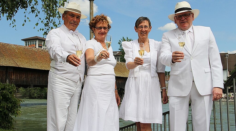 Stilecht stösst das OK des Vereins White Dinner Olten auf das erste magische Picknick in Weiss auf der alten Holzbrücke in Olten an (v.l.): Heinz Glauser, Verena Zimmermann, Bettina und Eugen Stampfli (es fehlen auf dem Bild Christian Wenger und Lu