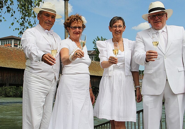 Stilecht stösst das OK des Vereins White Dinner Olten auf das erste magische Picknick in Weiss auf der alten Holzbrücke in Olten an (v.l.): Heinz Glauser, Verena Zimmermann, Bettina und Eugen Stampfli (es fehlen auf dem Bild Christian Wenger und Lu