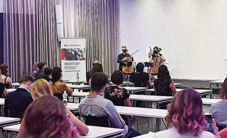 Das Cello-Duo Lumena sorgte bei der Diplomfeier in der Aula für musikalische Auflockerung. (Bild: ZVG)