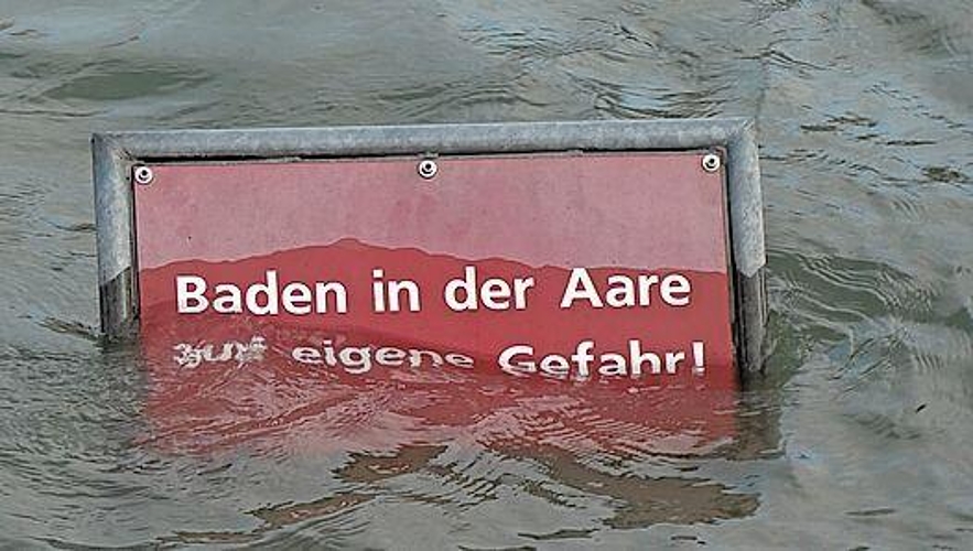 Besser, wenn nur die Gefahren-Tafel im Hochwasser baden geht.