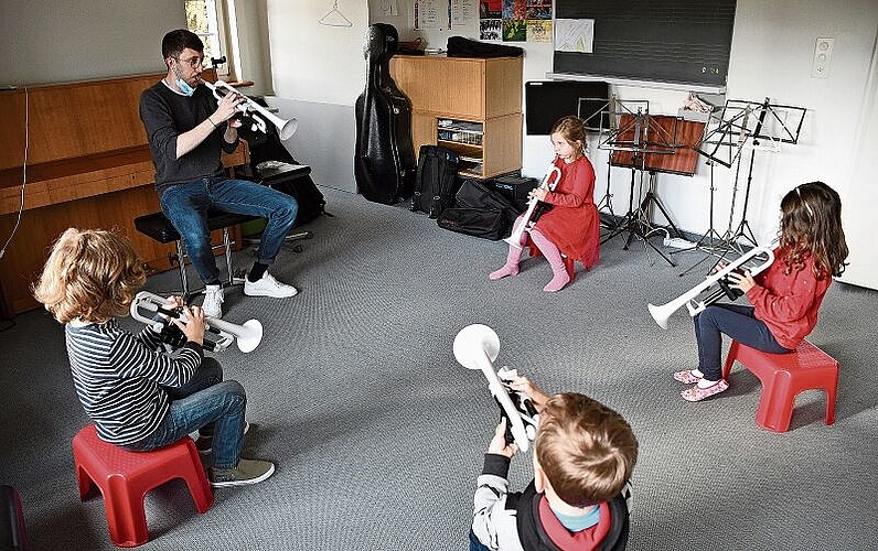 Im Pilotprojekt Musikkindergarten der Musikschule Olten probieren Kinder alle möglichen Instrumente aus. (Bild: FB)