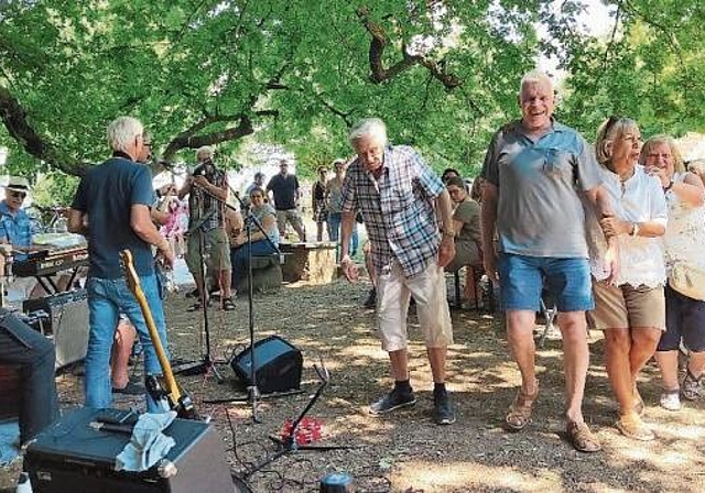 Im Schatten der Bäume wurde sogar das Tanzbein geschwungen. (Bild: ZVG)