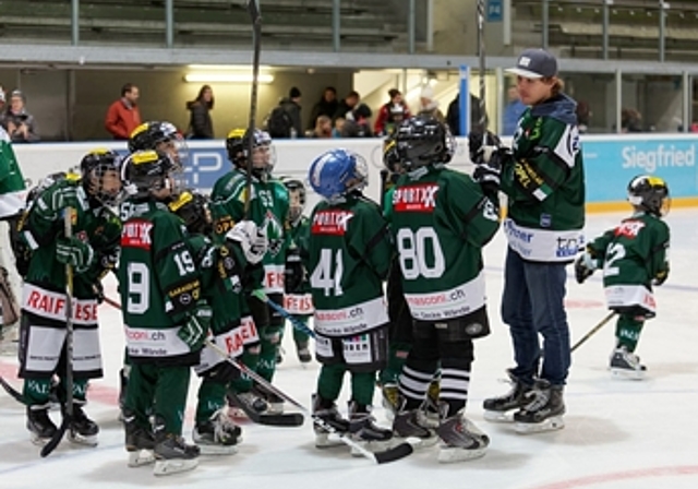 Am vergangenen Swiss Ice Hockey Day hatten augenscheinlich nicht nur der EHCO-Nachwuchs, sondern auch die EHCO-Stars ihren Spass. (Bild: Peter Wiegand)