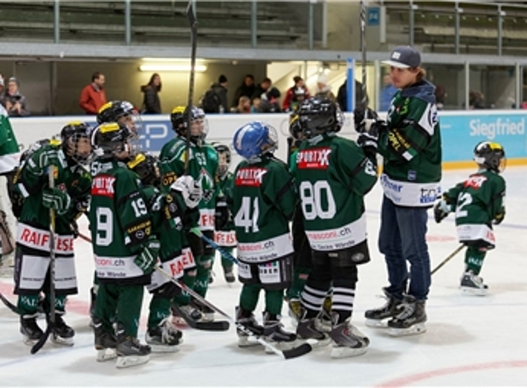 Am vergangenen Swiss Ice Hockey Day hatten augenscheinlich nicht nur der EHCO-Nachwuchs, sondern auch die EHCO-Stars ihren Spass. (Bild: Peter Wiegand)