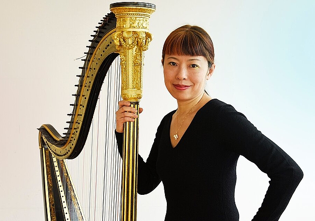 Die Harfenistin Masako Art spielt am Weihnachtsgottesdienst. (Bild: ZVG)