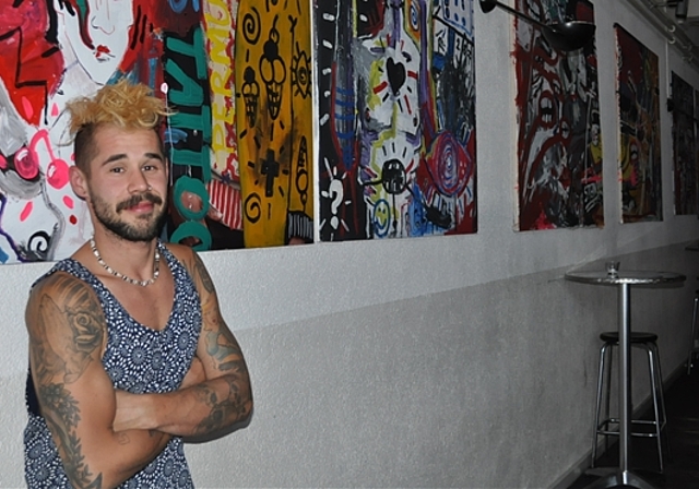 Ruben Frei ist stolz auf seine Ausstellung in der Variobar.Einige Bilder konnte er bereits verkaufen. (Bild: B. Beyeler)