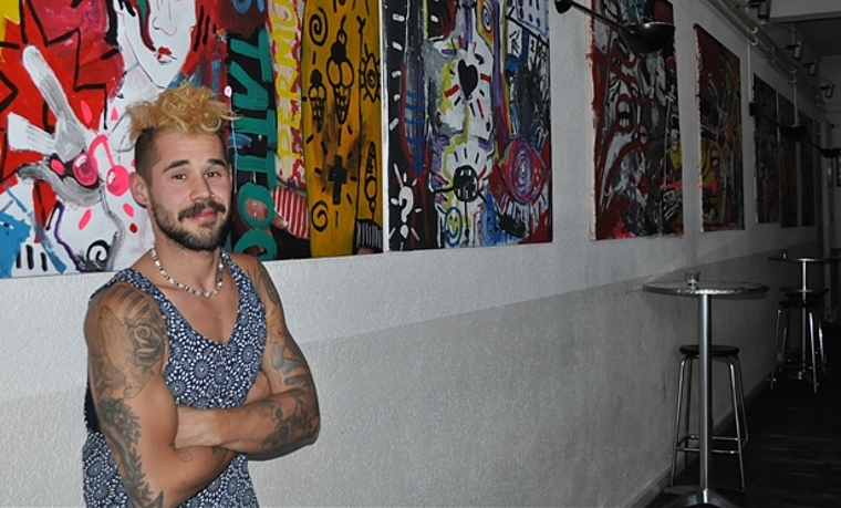 Ruben Frei ist stolz auf seine Ausstellung in der Variobar.Einige Bilder konnte er bereits verkaufen. (Bild: B. Beyeler)