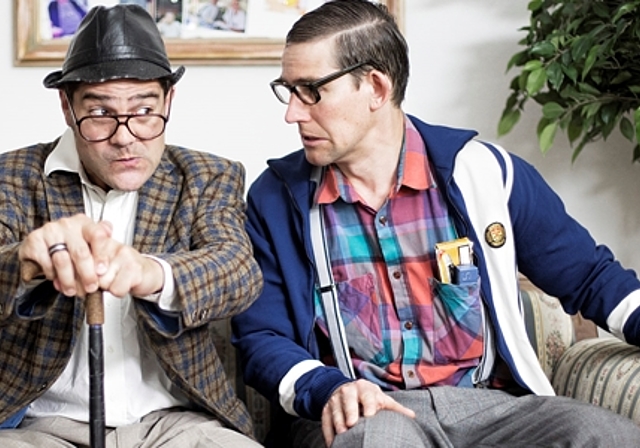 Das Satireduo Strohmann-Kauz schickt seine Figuren, die Rentner Ruedi und Heinz, auf eine Kafifahrt. (Bild: ZVG)