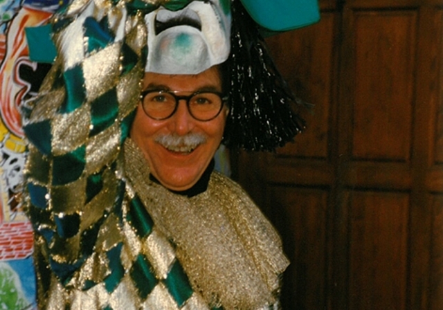 Bruno Schär, genannt «Chutz», an der Fasnacht 1997 vor dem Zunftlokal «Spittelschüür». (Bild: ZVG)