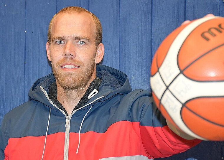 Devis Ledermann gab seinen Posten als Unihockey-Torwart auf, um die Basketballerinnen des BC Olten-Zofingen zu coachen. (Bild: Franz Beidler)