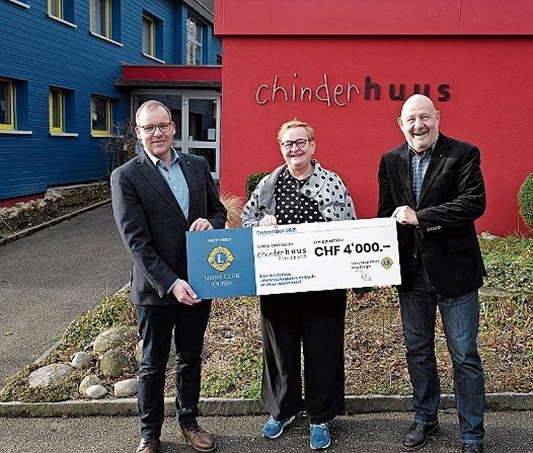 Präsident Claude Schibli (links) und Max Berger übergeben Denise Widmer, Gesamtleitung Chinderhuus Elisabeth Olten, den Check des Lions Club Olten. (Bild: Christian Wenger)