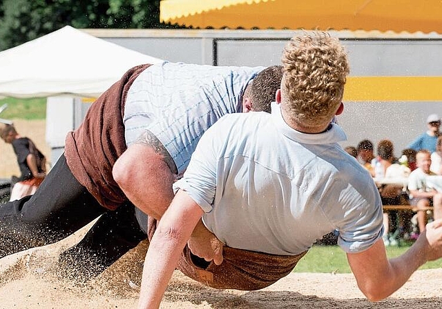 Die Entscheidung in Obergösgen: Tiago Vieira (l.) legt im Schlussgang mittels Kurz Marius Frank auf den Rücken. (Bild: Margrit Stäheli)