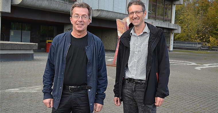 (v.l.) Konrektor des Schwerpunktes «Sprachen und Literatur» der Kanti Olten Thomas Henzi und Lateinlehrer Alessandro Sestito sind sich einig: «Latein ist das Kulturfach schlechthin.» (vwe)