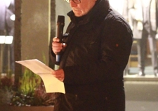 Stefan Frei von der Schweizerischen Flüchtlingshilfe bei seiner Begrüssungsrede. (Bild: ZVG)