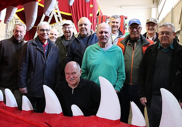 Bissige Aussichten für die diesjährige Fasnacht: einige Mitglieder des Wagenbau-Teams mit Chef Urs Ulrich (5. v.l.). (Bild: mim)