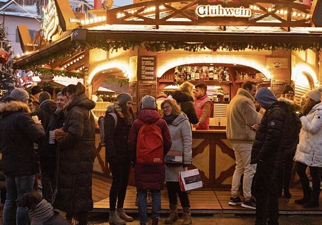 Plaudern, lachen, geniessen: Der grosse Glühwein-Turm ist Dreh- und Angelpunkt im Adventsdorf. (Bilder: Julian Stettler)
