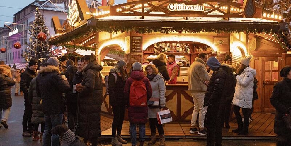 Plaudern, lachen, geniessen: Der grosse Glühwein-Turm ist Dreh- und Angelpunkt im Adventsdorf. (Bilder: Julian Stettler)
