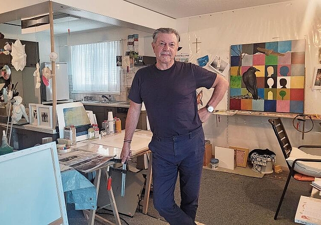 Lucio Zanello in seinem Atelier. Der Obergösger Künstler mit italienischen Wurzeln stellt seine Werke schon seit Jahrzehnten aus. (Bild: Tamara Bindt)