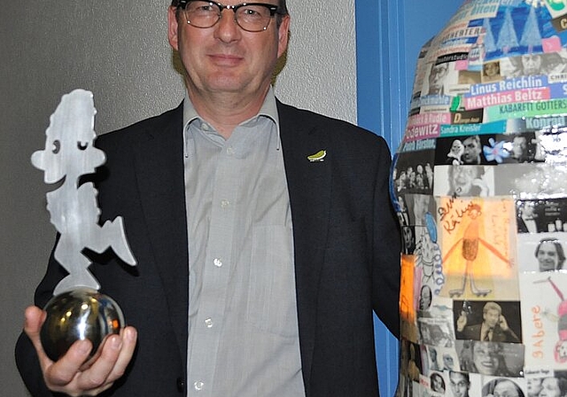 Hansruedi Kaeser mit und neben dem Kabarett-Cornichon. vwe)

