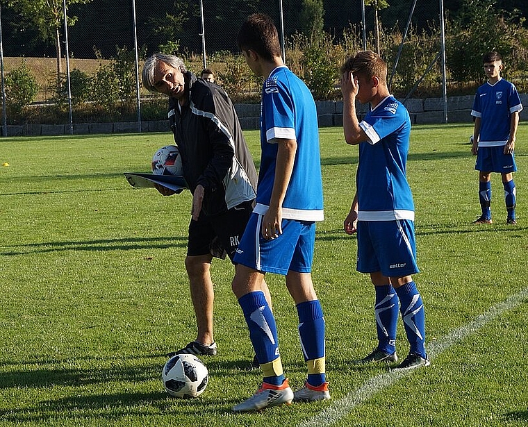 Der neue Cheftrainer Ryszard Komornicki (l.) gibt beim Abschlusstraining vor dem Saisonauftakt letzte Anweisungen. Der FC Olten musste danach am vergangenen Samstag, 11. August eine 3:0-Niederlage gegen den FC Wohlen II einstecken. (Bild: Franz Beidl