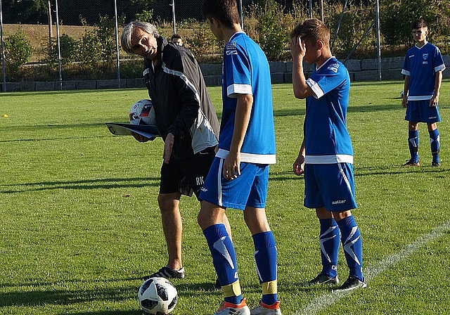 Der neue Cheftrainer Ryszard Komornicki (l.) gibt beim Abschlusstraining vor dem Saisonauftakt letzte Anweisungen. Der FC Olten musste danach am vergangenen Samstag, 11. August eine 3:0-Niederlage gegen den FC Wohlen II einstecken. (Bild: Franz Beidl