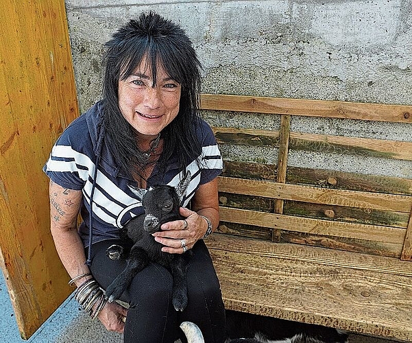 Kyra Bosshardt, Hauptverantwortliche Tierpflege beim Wildpark Mühletäli, konnte sich vor wenigen Wochen über Nachwuchs bei den Zwergziegen freuen. (Bilder: AGU)
