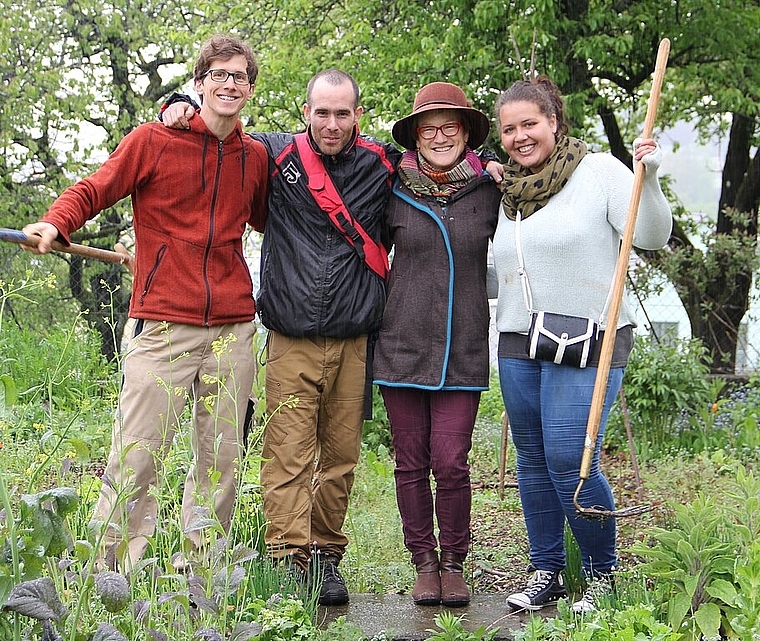 In Zukunft werden die Kernteams der Gruppen «Garten für alle» und «Olten im Wandel» den Bauerngarten am Fustligweg betreuen. (v.l.) Matthias Tschopp, Tobias Vega, Silvia Meister und Mona M’Barki. (Bild: mim)