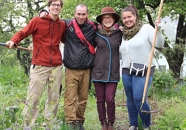 In Zukunft werden die Kernteams der Gruppen «Garten für alle» und «Olten im Wandel» den Bauerngarten am Fustligweg betreuen. (v.l.) Matthias Tschopp, Tobias Vega, Silvia Meister und Mona M’Barki. (Bild: mim)