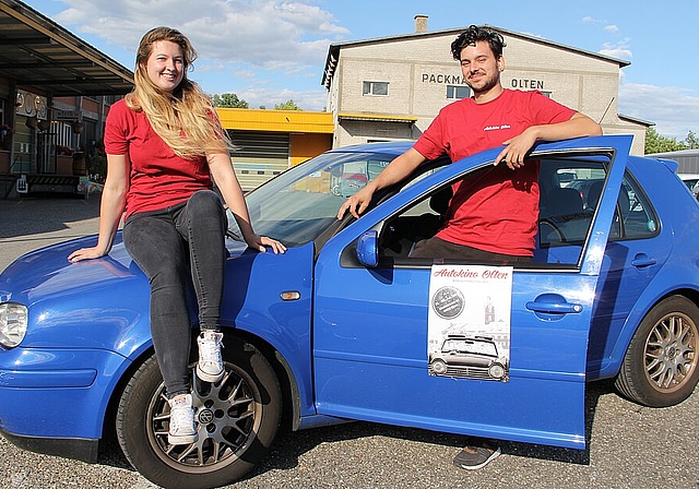 Die OK-Mitglieder Chiara Borner und Philipp Wirth freuen sich, ab morgen auf dem Industrieareal an der Haslistrasse 41 zahlreiche Fahrer mit ihren Autos für einen Filmabend begrüssen zu dürfen. (Bild: mim)