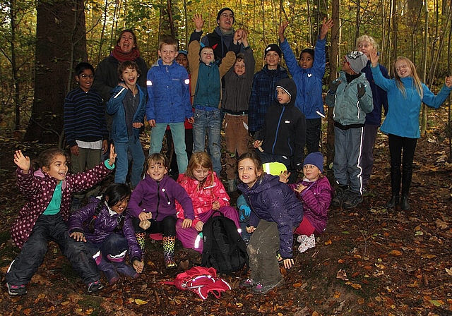 Bereit zum Gruppenfoto? «Waldexperiment!», rufen die Kinder. (Bild: mim)
