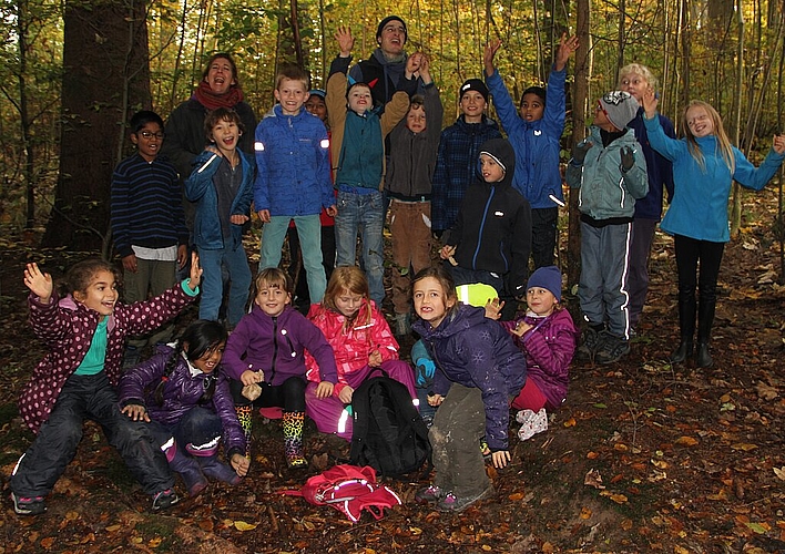 Bereit zum Gruppenfoto? «Waldexperiment!», rufen die Kinder. (Bild: mim)
