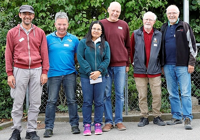 Das «Siegertreppchen» für Ning und René Lütold (Mitte) vom Pétanque Club Trimbach. (Bild: ZVG)

