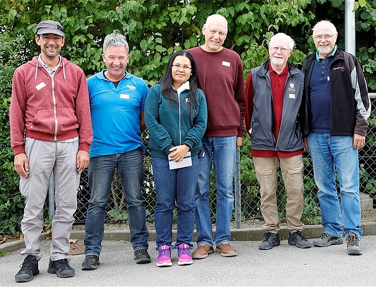Das «Siegertreppchen» für Ning und René Lütold (Mitte) vom Pétanque Club Trimbach. (Bild: ZVG)