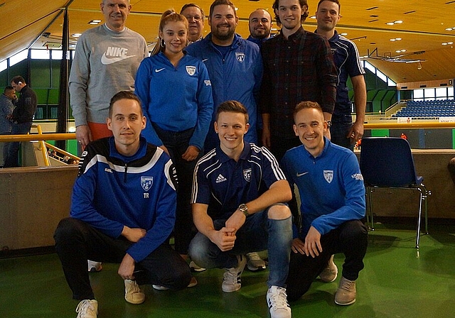 Stehen für den FC Olten: Hinten (v.l.): Petar Alexandrov (Sportchef), Lea Gerber (Juniorentrainerin), Ottmar Saner (Tombola-Meister), Raphael Kronenberg (Juniorentrainer), Lino Meyer (Verantwortlicher Anlässe), Thomas Husi (Team Markting und Captai