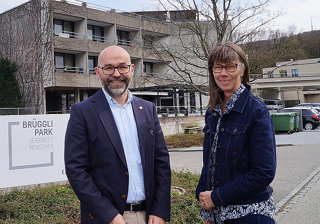 Patrick Albiker, Leiter des Alters- und Pflegeheim Brüggli und Brigitte Beeli, Betriebsleiterin der Tagesstätte Sonnegg vor dem Brüggli Park in Dulliken, in dem nun auch die Tagesstätte Sonnegg untergebracht ist. (Bild: Franz Beidler)