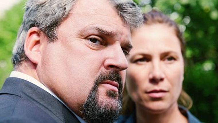 Im Kino Youcinema in Oftringen ist am Montagabend, 17. Dezember exklusiv die erste Folge der siebten und gleich-zeitig letzten Staffel der Serie «Der Bestatter» mit Mike Müller und Barbara Terpoorten zu sehen. (Bild: ZVG)