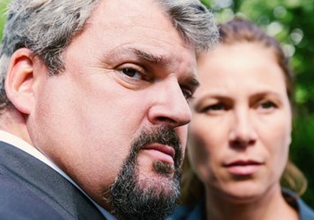 Im Kino Youcinema in Oftringen ist am Montagabend, 17. Dezember exklusiv die erste Folge der siebten und gleich-zeitig letzten Staffel der Serie «Der Bestatter» mit Mike Müller und Barbara Terpoorten zu sehen. (Bild: ZVG)