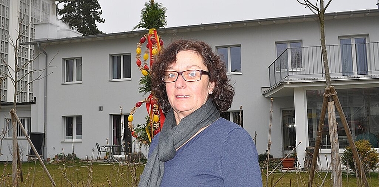 Mechtild Storz-Fromm vor ihrem Pfarrhaus und der diesjährigen Palmen. vwe)