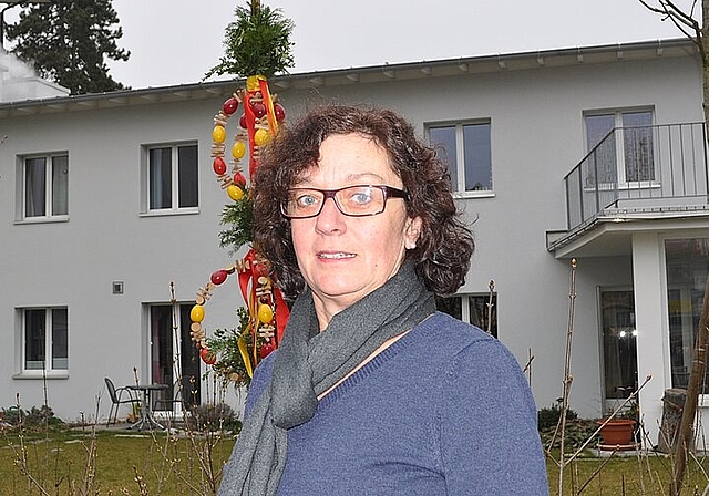 Mechtild Storz-Fromm vor ihrem Pfarrhaus und der diesjährigen Palmen. vwe)
