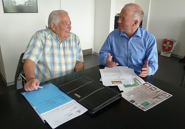 Initiator Harry Kuhn (links) und OK- und Stadtpräsident Martin Wey besprechen die Details zum «Donnschtig-Jass» in Olten. (Bild: ZVG)