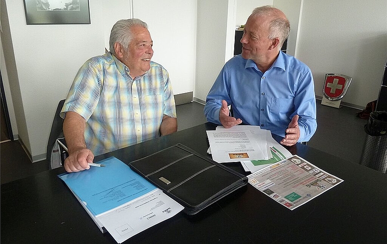 Initiator Harry Kuhn (links) und OK- und Stadtpräsident Martin Wey besprechen die Details zum «Donnschtig-Jass» in Olten. (Bild: ZVG)