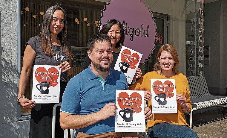 Sie wollen der Idee «Spendierter Kaffee» in Olten zum Durchbruch verhelfen (v.l.): Initiantin Jennifer Cavegn, René Prati, Marie Meyer und Janine Rogenmoser. (Bild: Achim Günter)