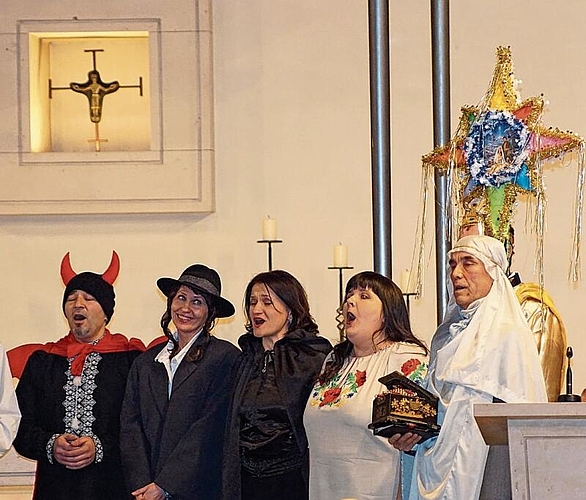 Der Chor sang einerseits weihnächtliche Lieder...
