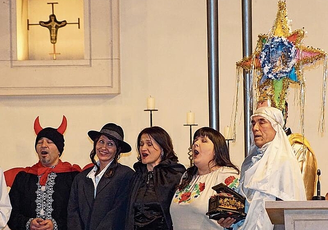 Der Chor sang einerseits weihnächtliche Lieder...
