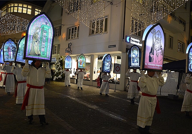 Ein imposanter Anblick: Auch in diesem Jahr werden die Iffelen-Träger den Weg durch Olten für den St. Nikolaus beleuchten. (Bild: vwe)