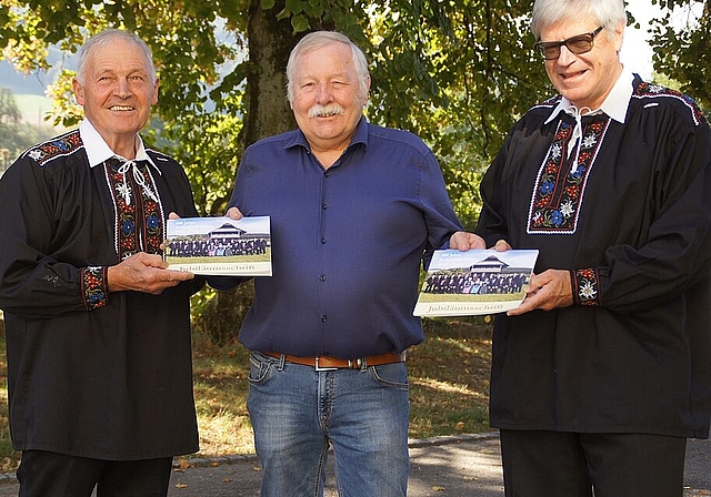 Übergabe der Jubiläumsschrift «100 Jahre Jodlerklub Olten» vom Verfasser René Künemann (Mitte) an den Ehrenpräsidenten des Jubilars Johann Gäumann (l.) und an den Präsidenten des Jubilars Roland Rötheli (r.). (Bild: ZVG)