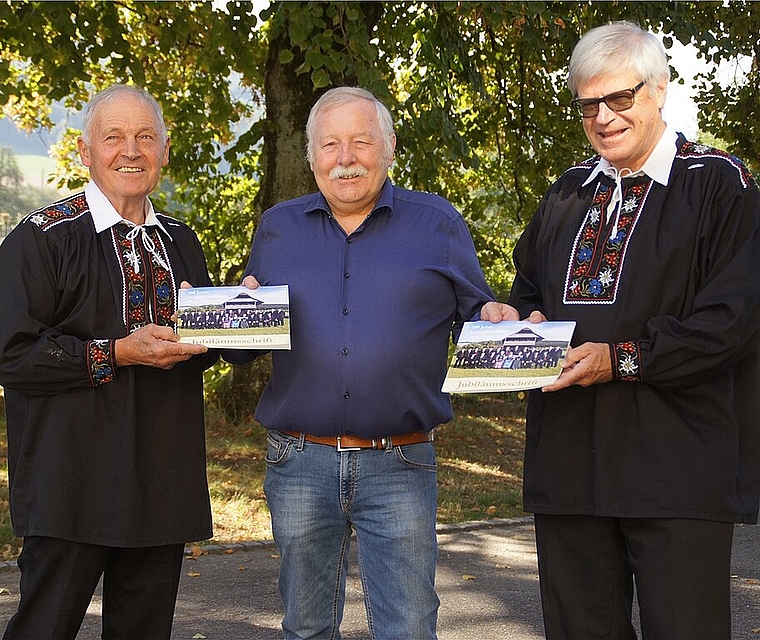 Übergabe der Jubiläumsschrift «100 Jahre Jodlerklub Olten» vom Verfasser René Künemann (Mitte) an den Ehrenpräsidenten des Jubilars Johann Gäumann (l.) und an den Präsidenten des Jubilars Roland Rötheli (r.). (Bild: ZVG)