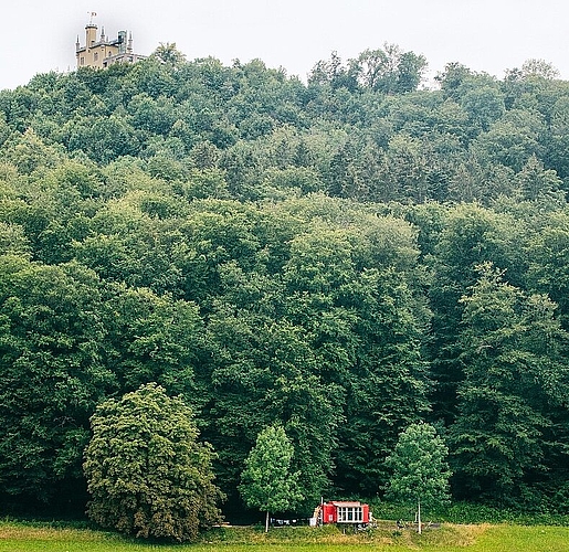 Künstlerin Andrea Nottaris und Projektleiter Renato Grob beim Aufbau rund um die Wartburghöfe. (Bild: Michael Isler)
