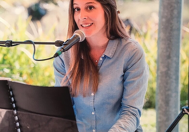 Die Wangner Musikstudentin Dominique Trautweiler wird am Samstag, 7. April zum ersten Mal mit ihrer neuen Band auf der Bühne stehen und ihre direkten, kraftvollen und selbstironischen Popsongs präsentieren. (Bild: ZVG)